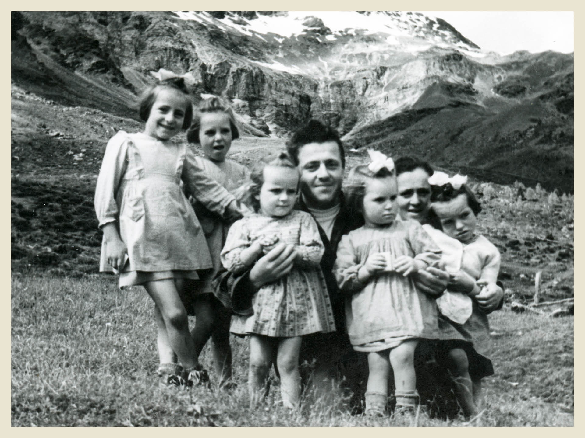 Mario Testorelli con la sorella Anna e le nipoti in località Plaghera