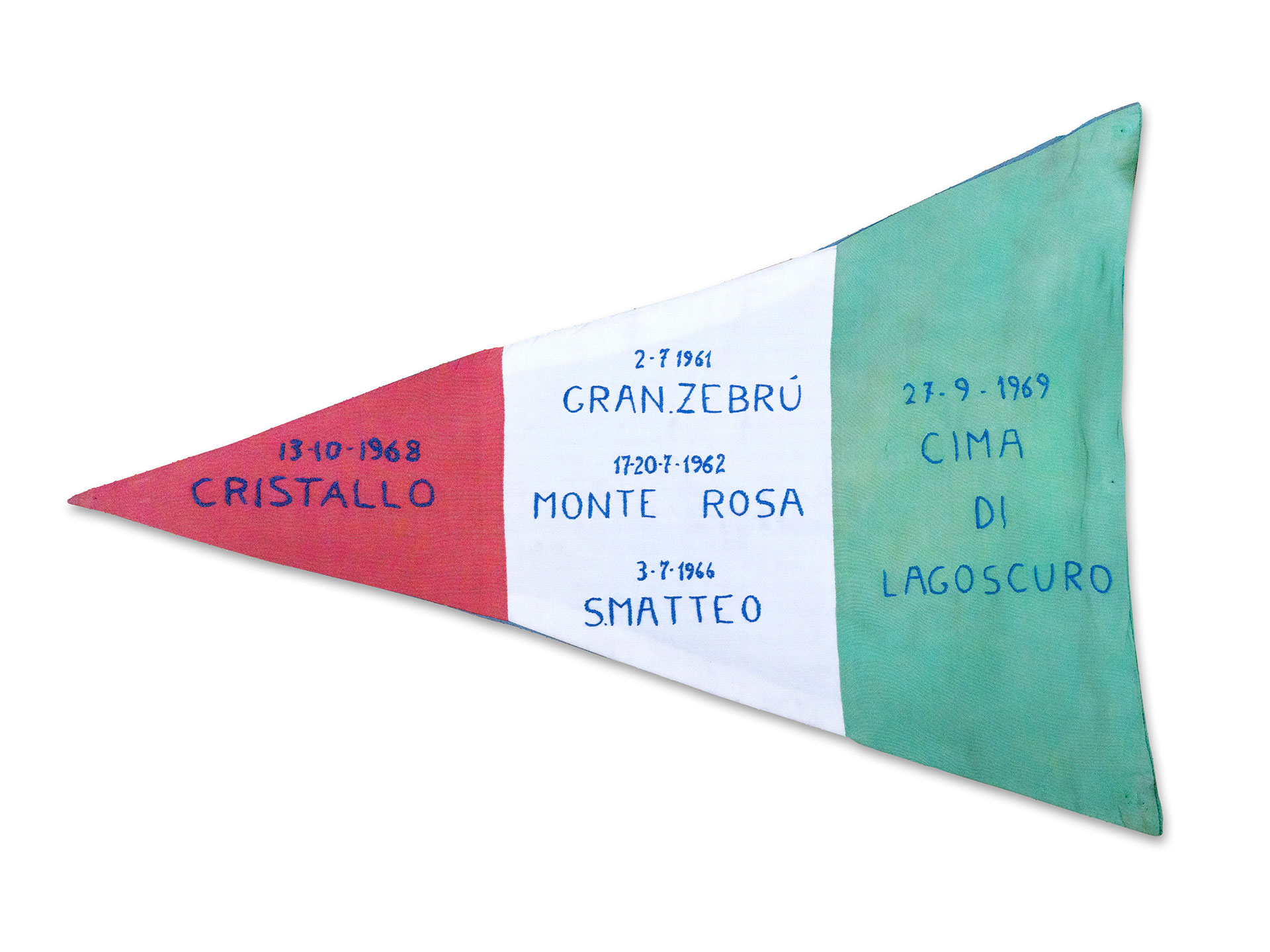 Bandiera portata in vetta durante le ascese realizzate da Mario Testorelli con i suoi scolari